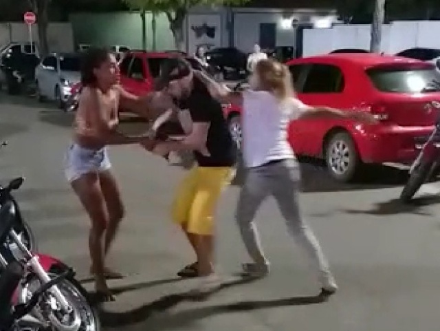 Duas mulheres e um homem se envolvem em briga na Praça do Rosário em Campo Maior 